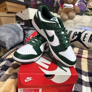 Nike Men's Forest Green and White Sneakers
Nike dunk low retro 

New